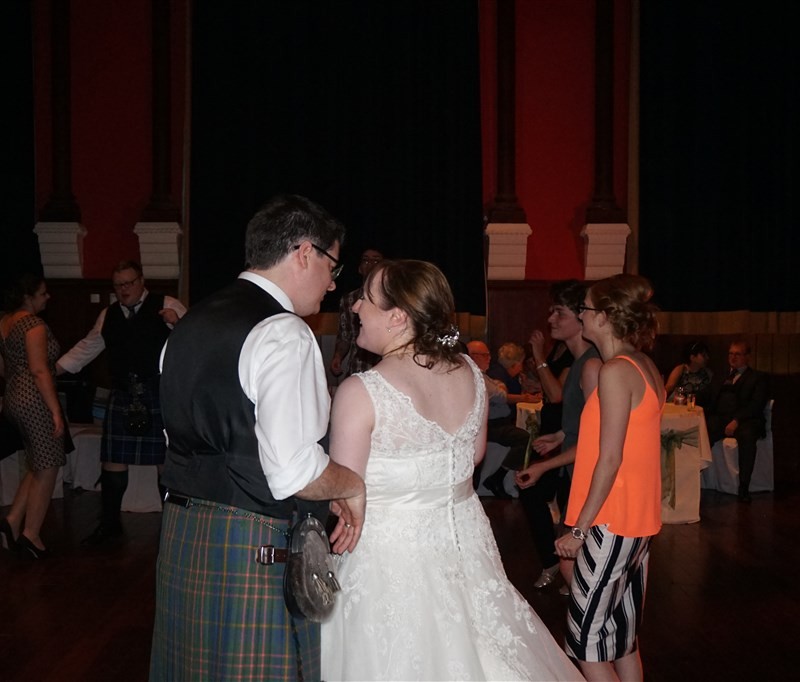 Pulse wedding bands Glasgow & Ayrshire pic of bride and groom at Rutherglen Town Hall Glasgow near Glasgow